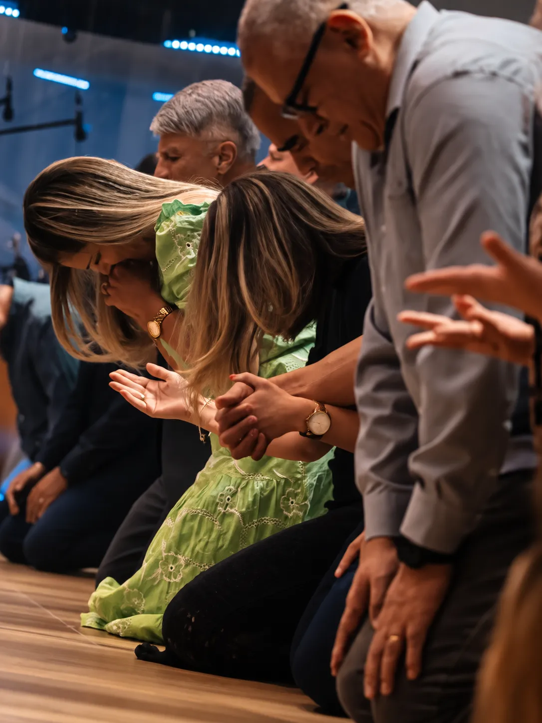 Momento de comunhão e oração durante um culto da PIBJF